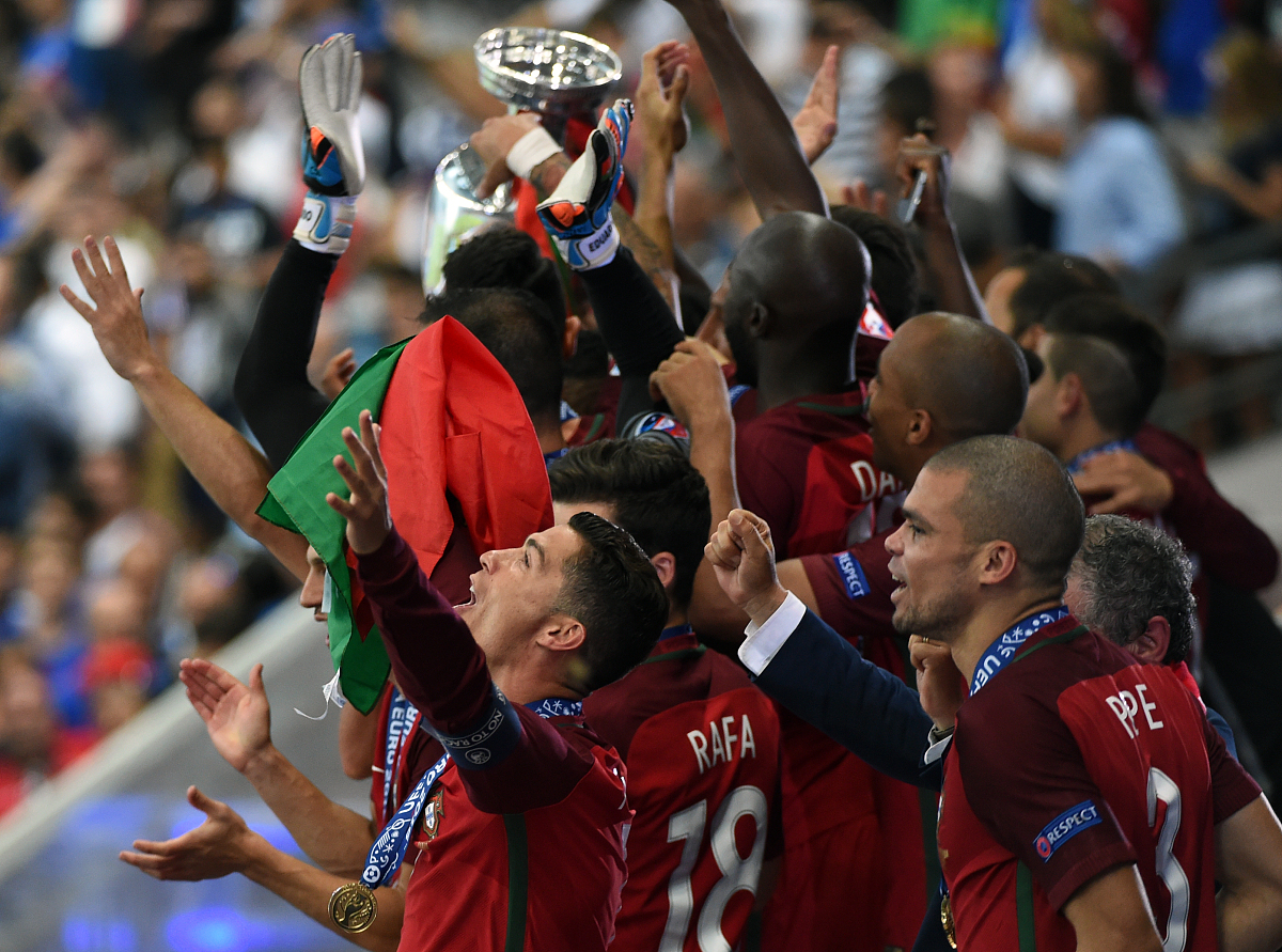 里尔主场战胜对手球迷沸腾的简单介绍