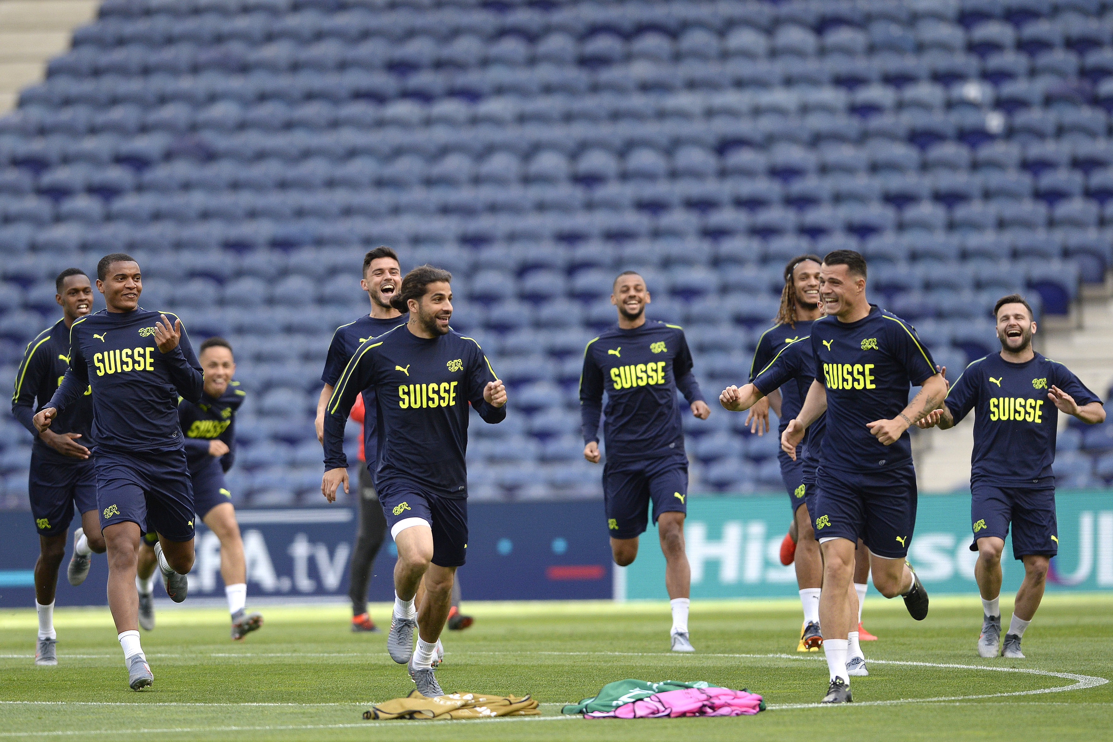 包含欧洲球队备战决赛汇聚实力势必硬碰硬的词条