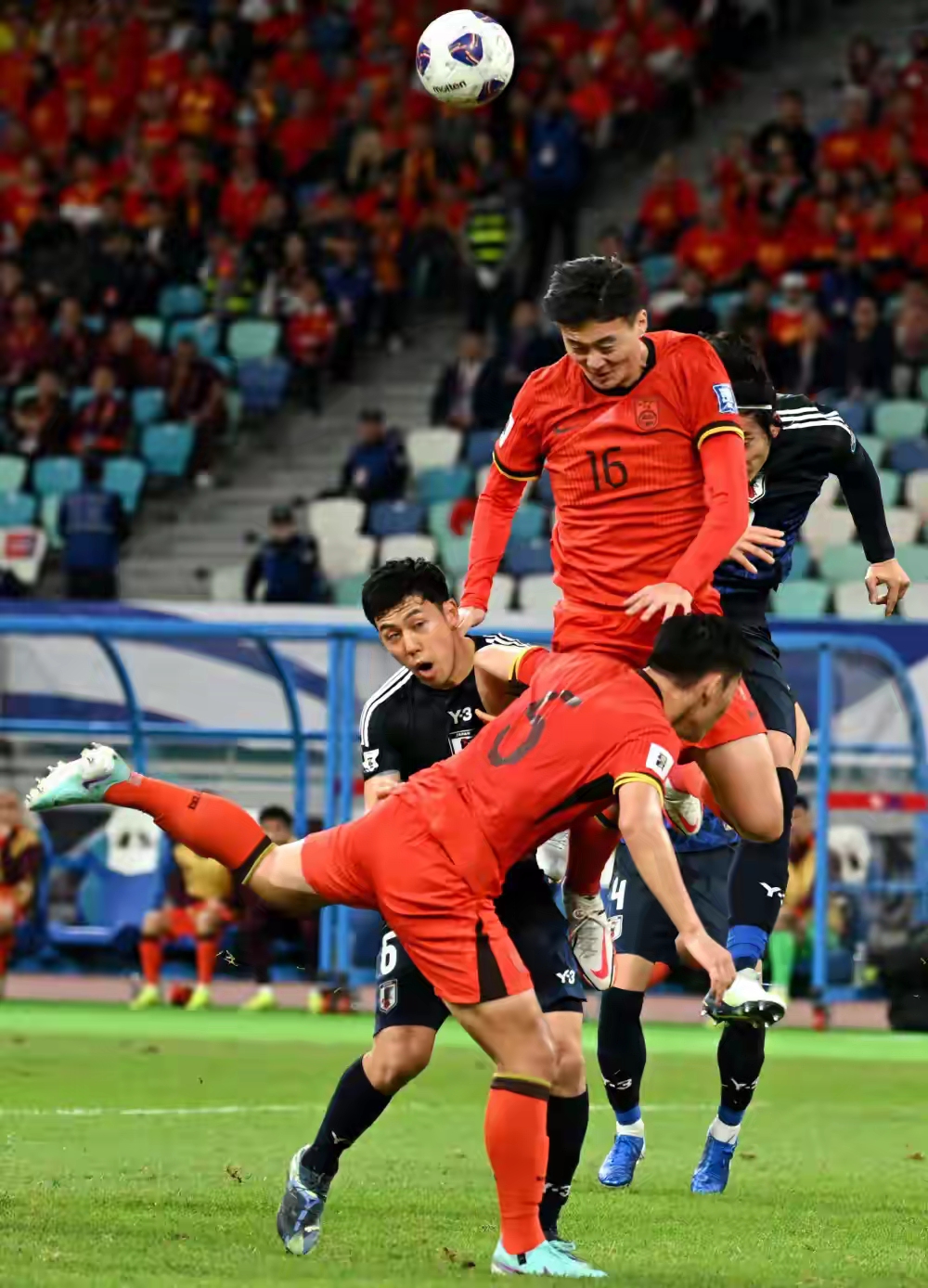 足球场上呈现激烈拼搏，选手奋力争胜