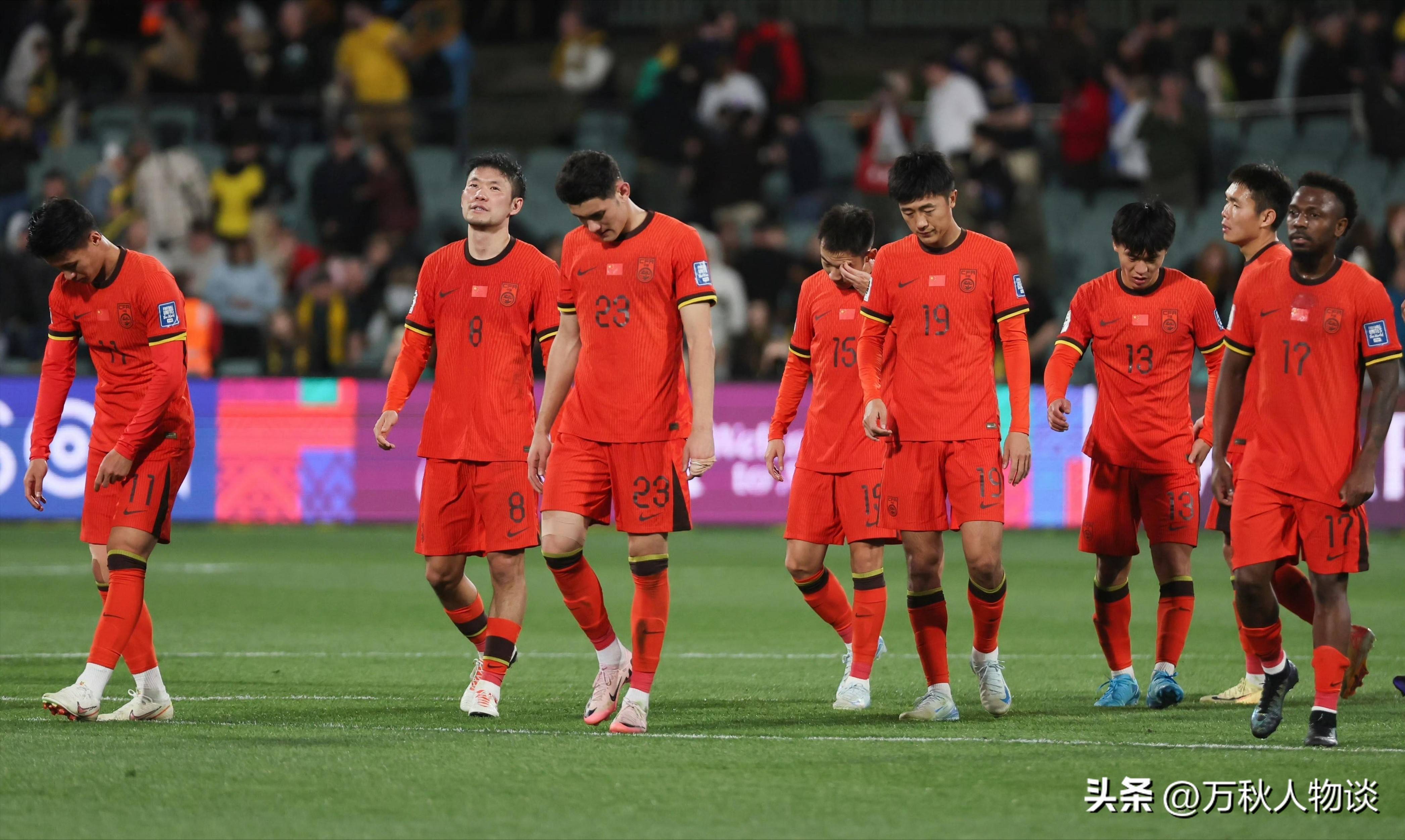 足球场上呈现激烈拼搏，选手奋力争胜