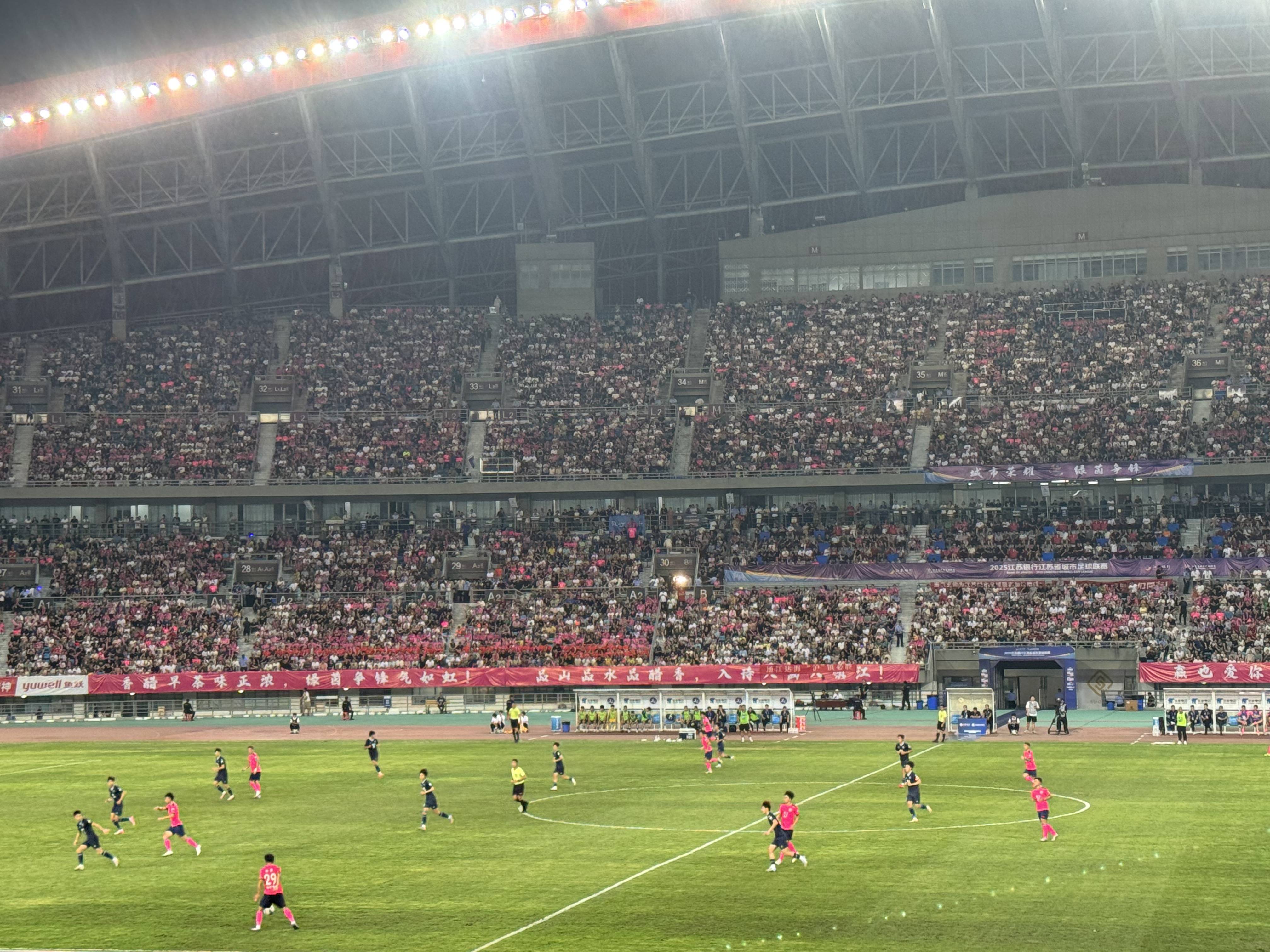 包含比赛前的气氛热烈，球迷期待高潮的词条