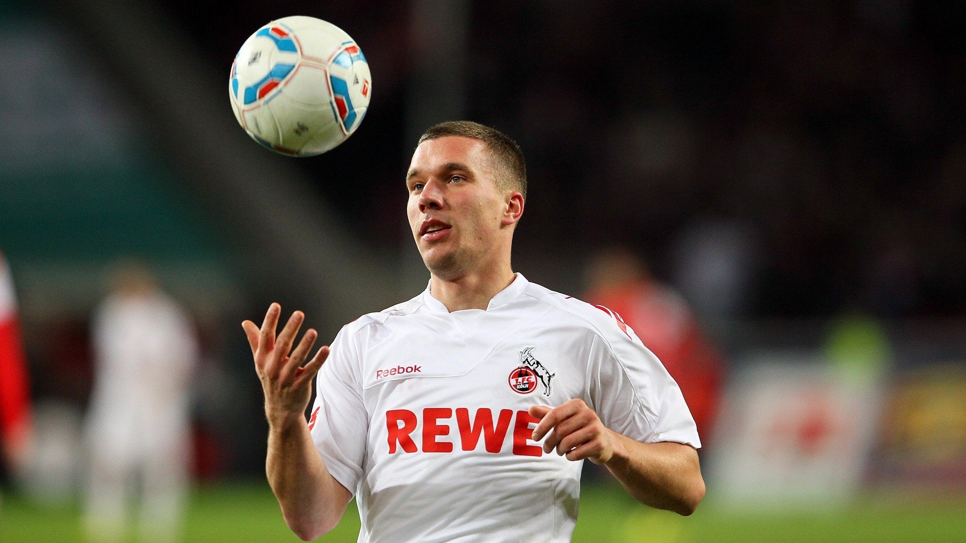 绿茵与硬木的双重奏，当多特蒙德终结悬念，阿拉巴在抢七中接管比赛