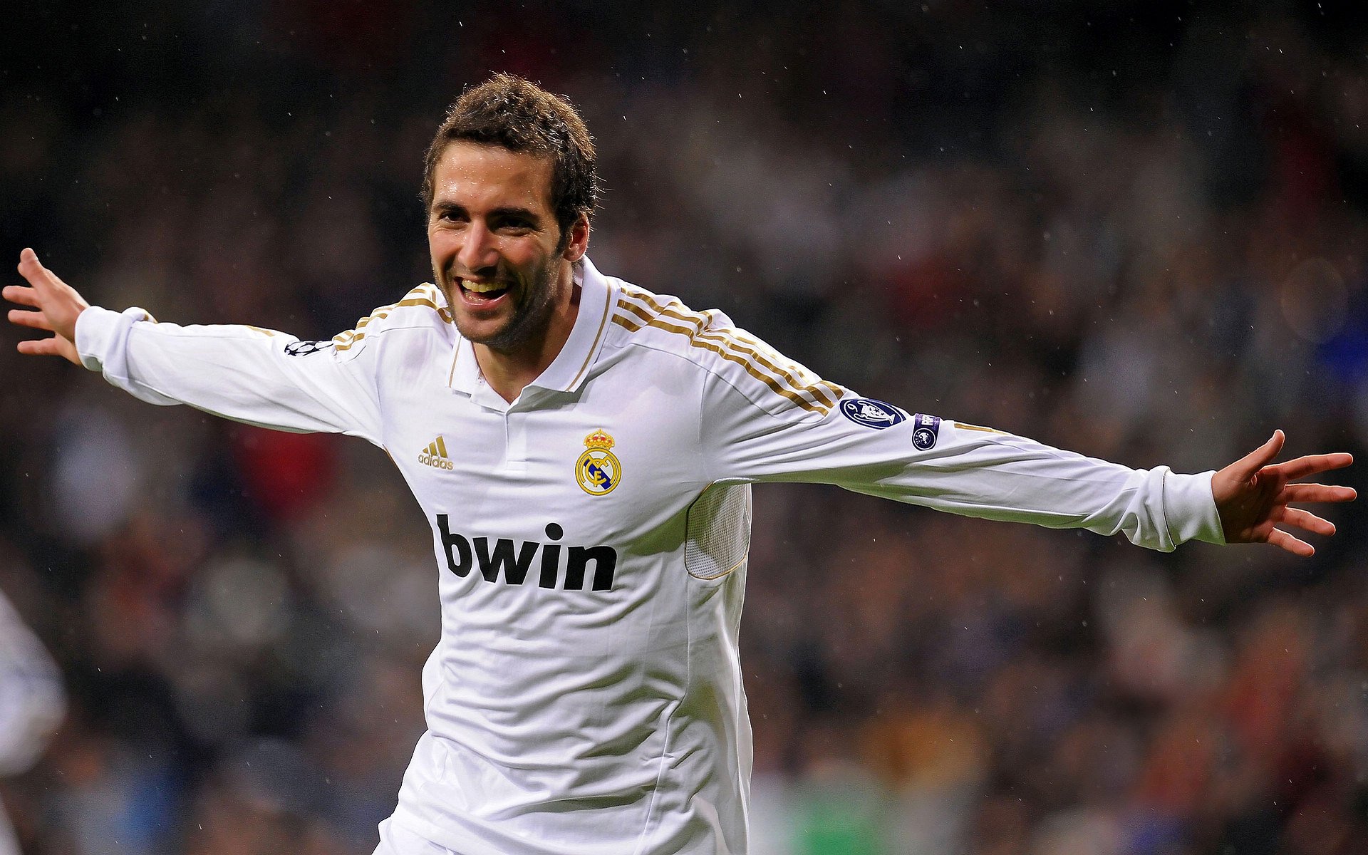 开云体育官网-厄瓜多尔冲垮洪都拉斯，当罗德里格在F1赛道接管比赛，世界体育的平行叙事