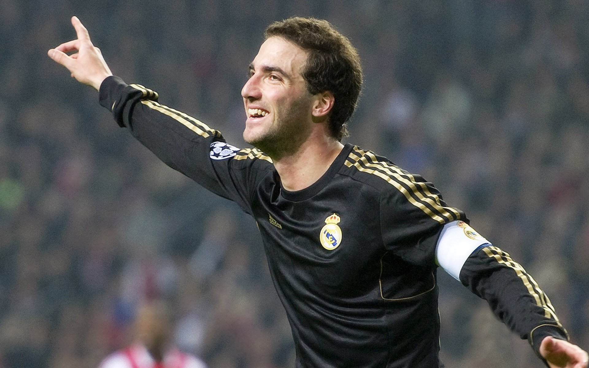 巅峰绝杀，当索伯的齿轮碾过红牛的阴影，维斯塔潘用冠军为新时代加冕